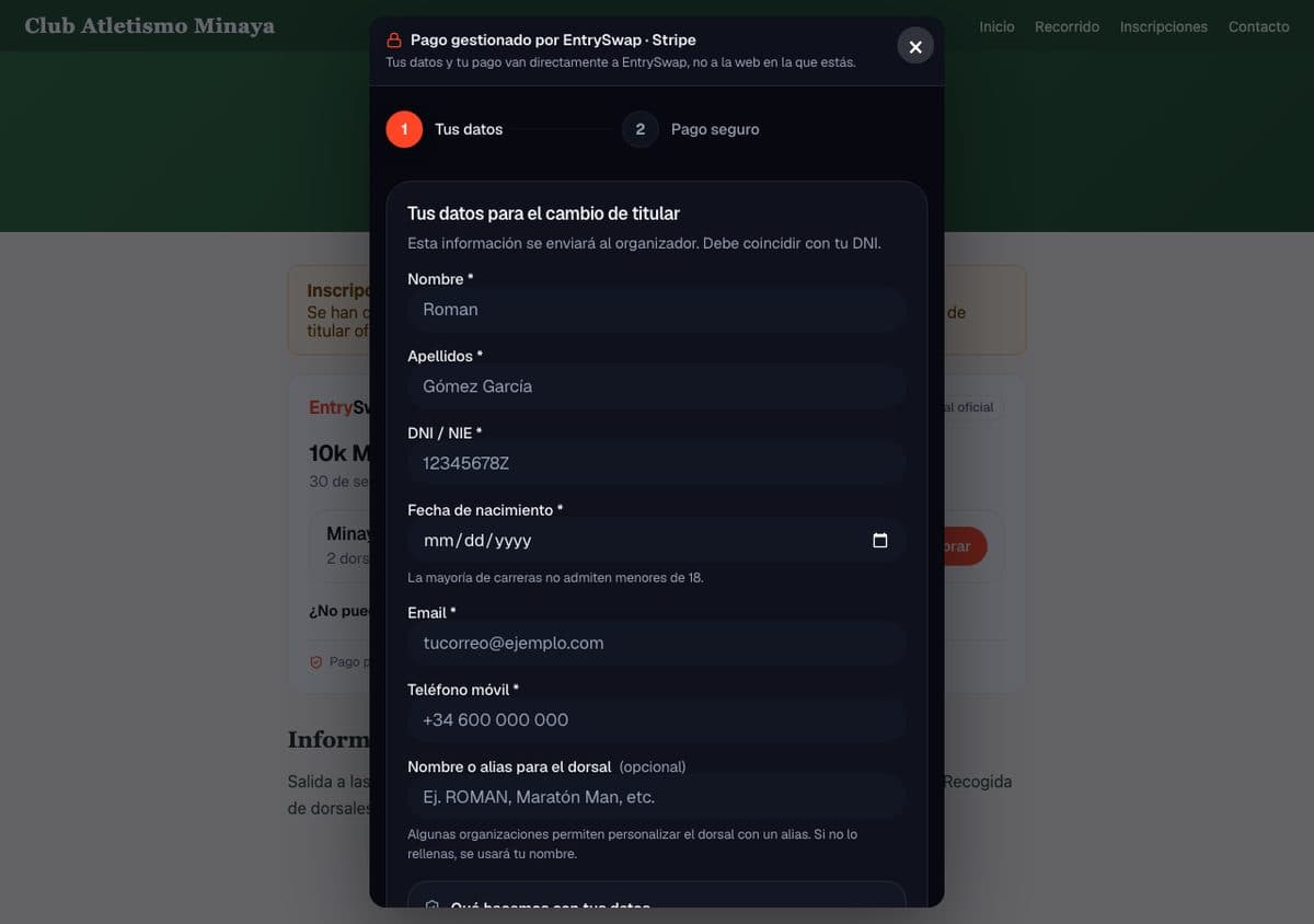 La web de un club con la ventana de compra de EntrySwap abierta encima: cabecera «Pago gestionado por EntrySwap · Stripe» y el formulario con los datos del comprador
